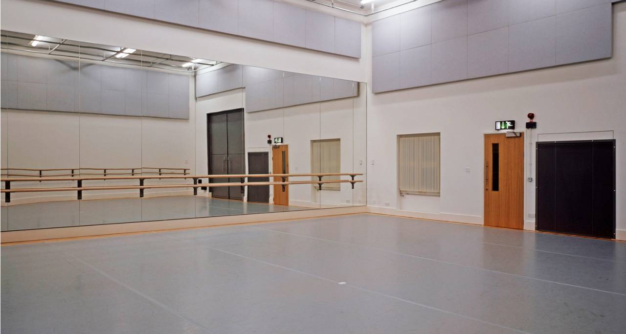 Man Gwyn room - open space with mirrors and a ballet bar